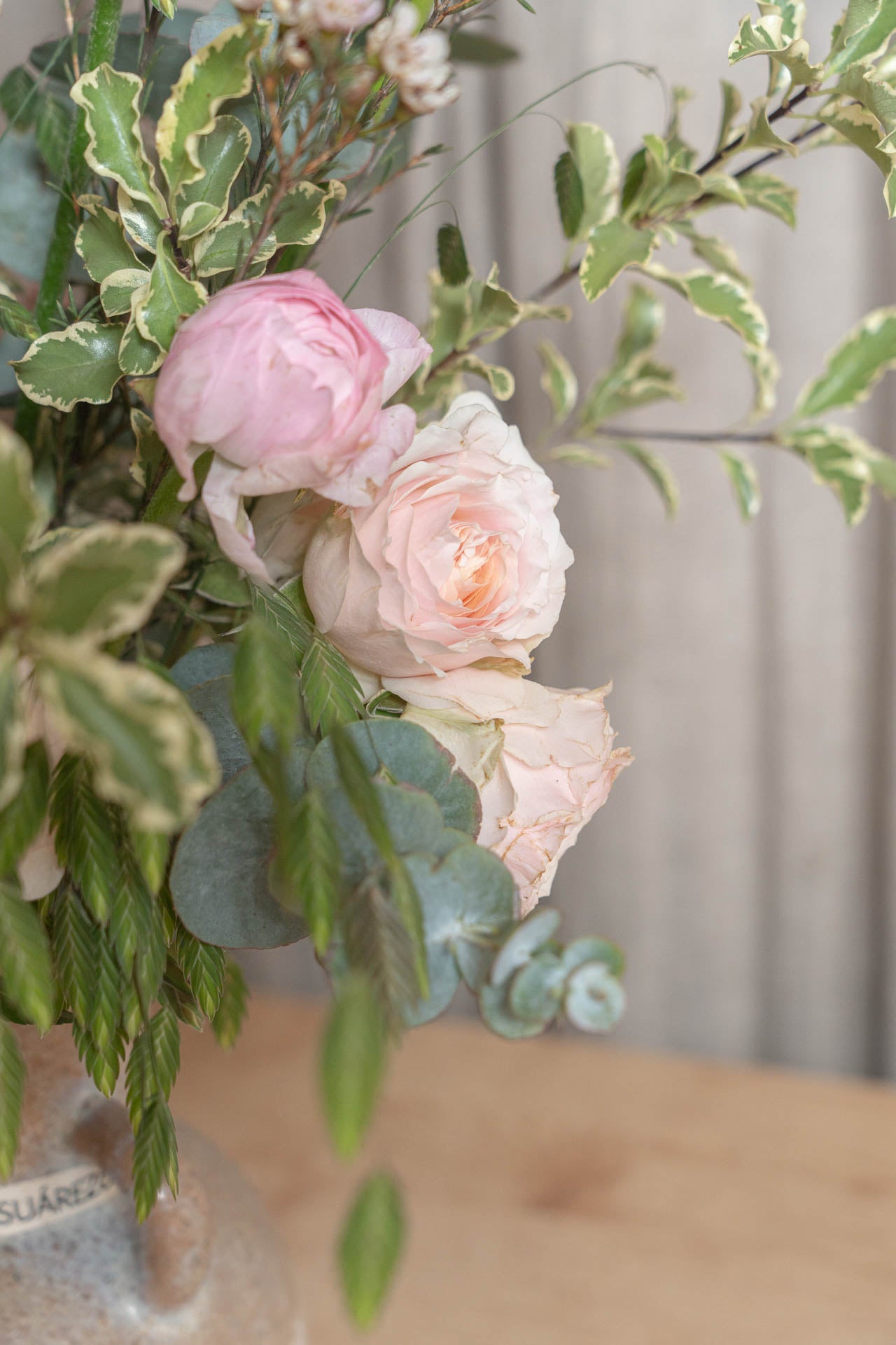 Jarra de cerámica con Flores de Temporada 5