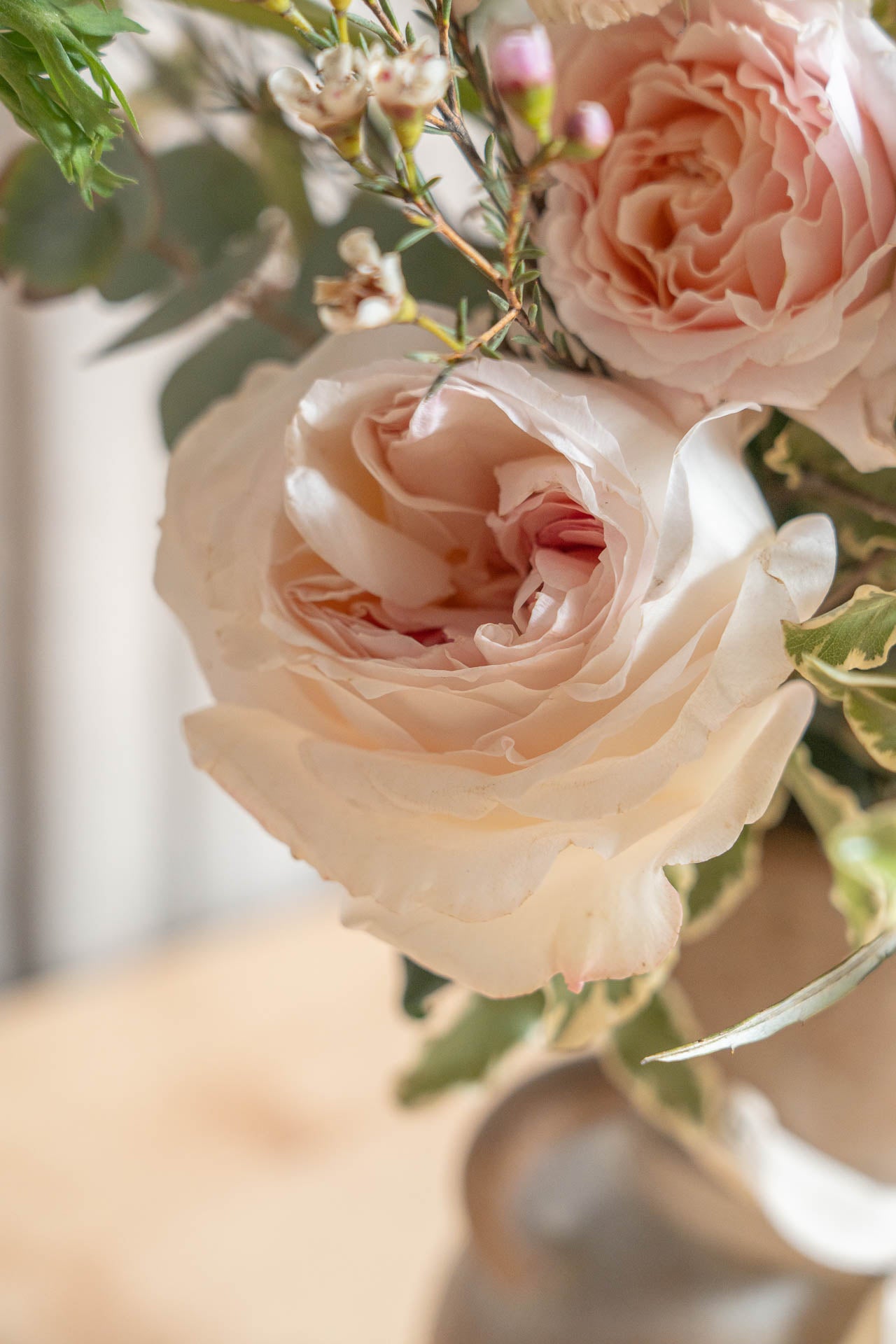 Jarra de cerámica con Flores de Temporada 7