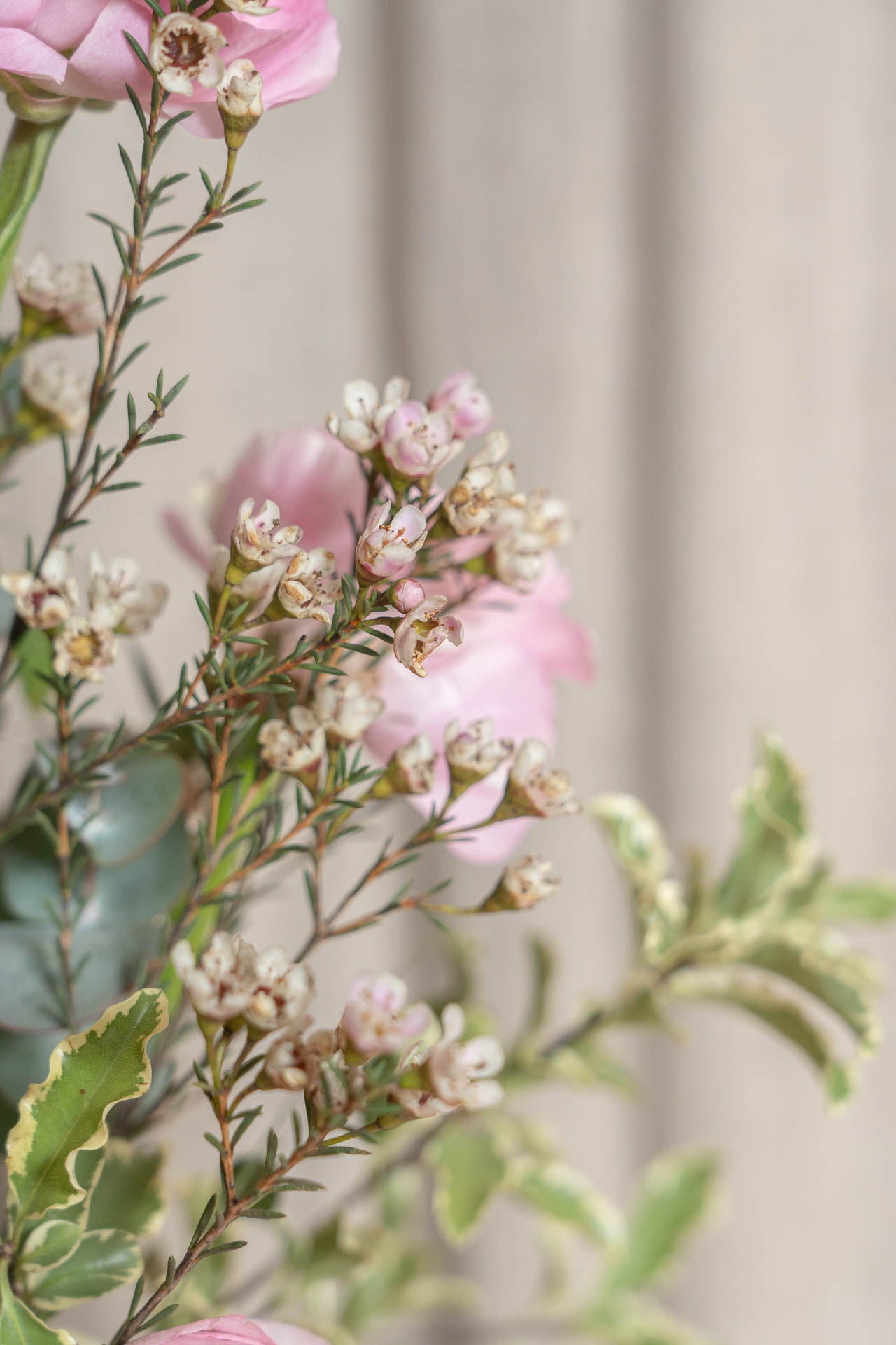 Jarra de cerámica con Flores de Temporada 6