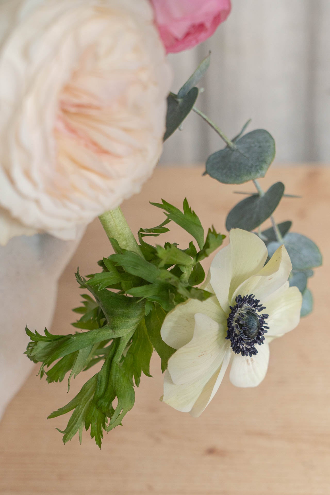 Jarrón Ánfora blanco con flores de temporada 2