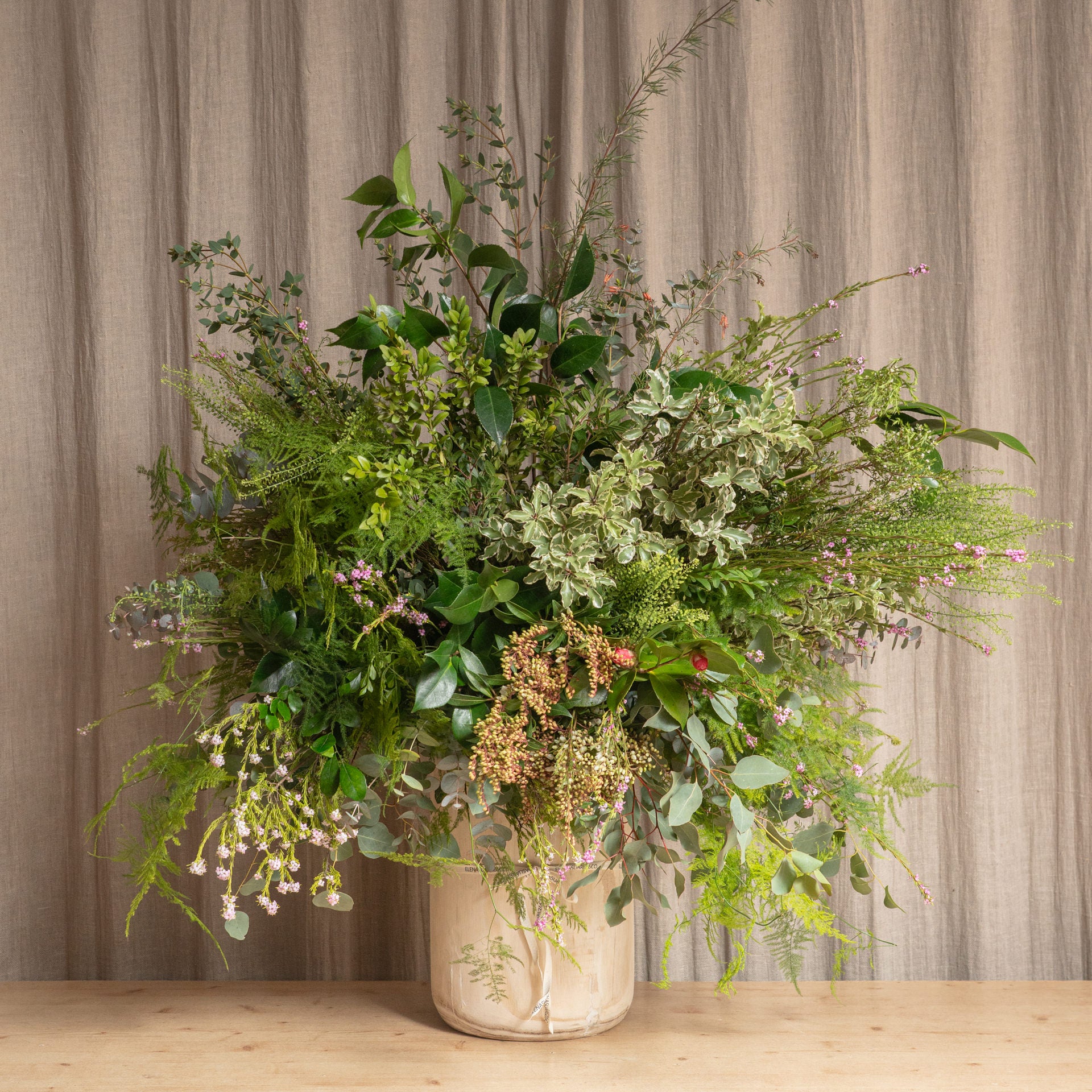Jarrón de Madera con Verdes de Temporada