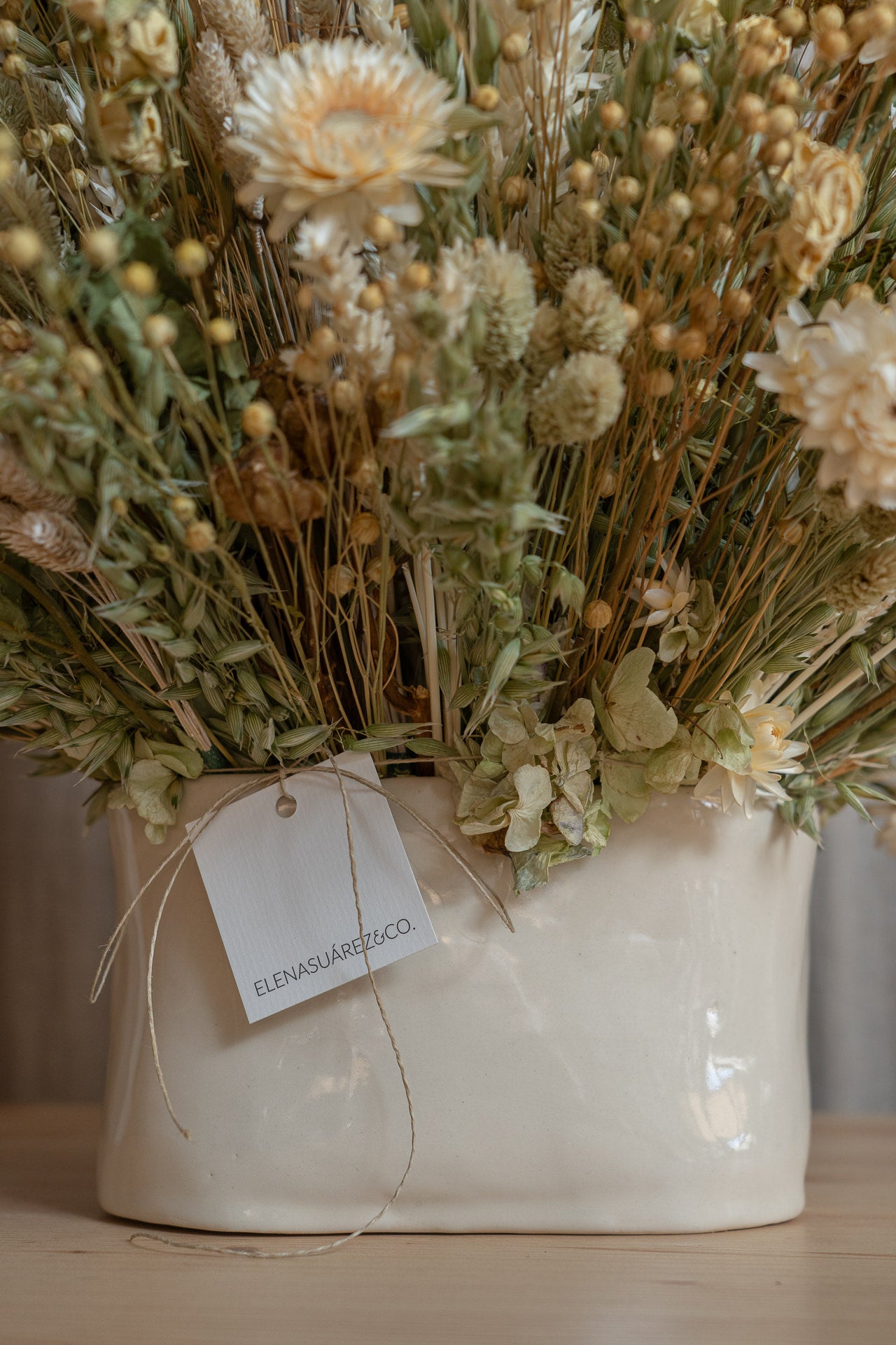 Jarrón Cerámico Ovalado con Flores Preservadas 2
