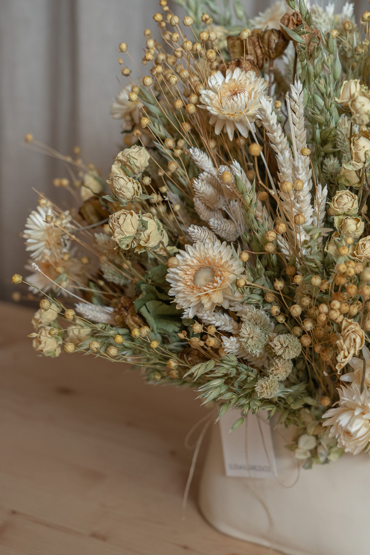 Jarrón Cerámico Ovalado con Flores Preservadas 3