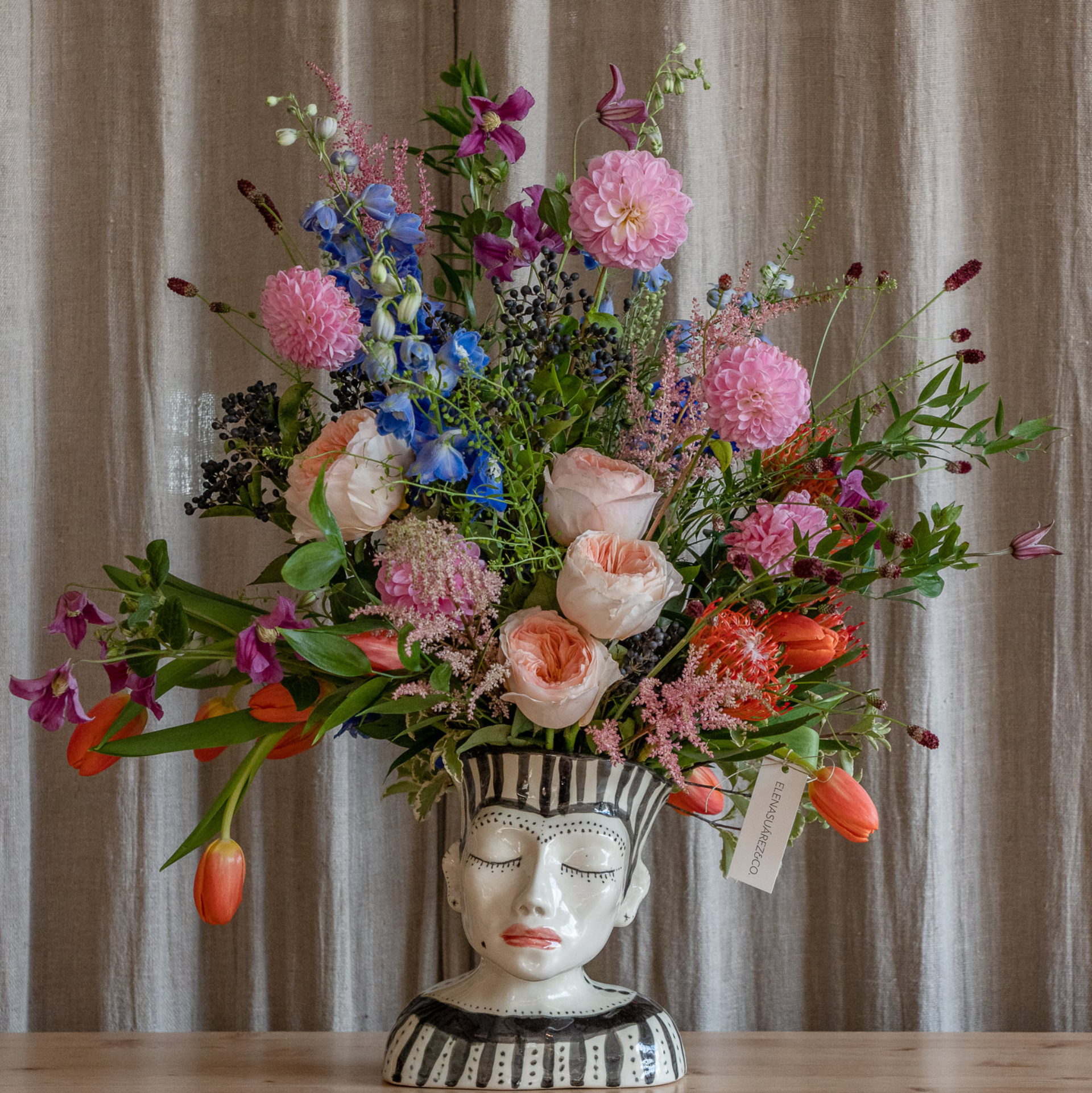 Titi con Flores Frescas